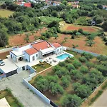 San Zusto, 1600 M2 Plot Area, Heated Pool With Hydromassage Zone