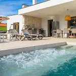 San Zusto, 1600 M2 Plot Area, Heated Pool With Hydromassage Zone 빌라