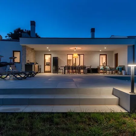 Villa San Zusto, 1600 M2 Plot Area, Heated Pool With Hydromassage Zone Galižana