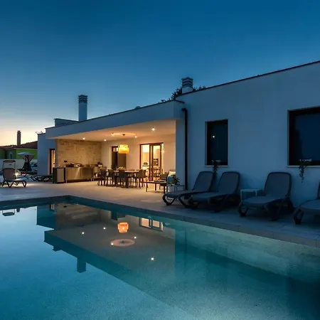 San Zusto, 1600 M2 Plot Area, Heated Pool With Hydromassage Zone