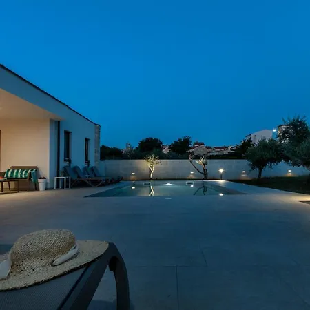 San Zusto, 1600 M2 Plot Area, Heated Pool With Hydromassage Zone * Galižana