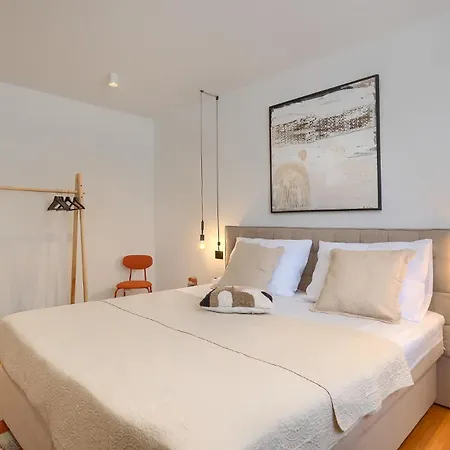 San Zusto, 1600 M2 Plot Area, Heated Pool With Hydromassage Zone Galižana