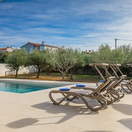 San Zusto, 1600 M2 Plot Area, Heated Pool With Hydromassage Zone Galižana