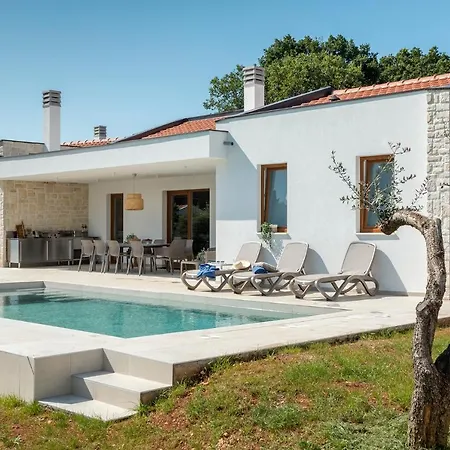 San Zusto, 1600 M2 Plot Area, Heated Pool With Hydromassage Zone Villa *