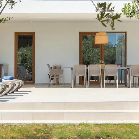 San Zusto, 1600 M2 Plot Area, Heated Pool With Hydromassage Zone Villa Galižana