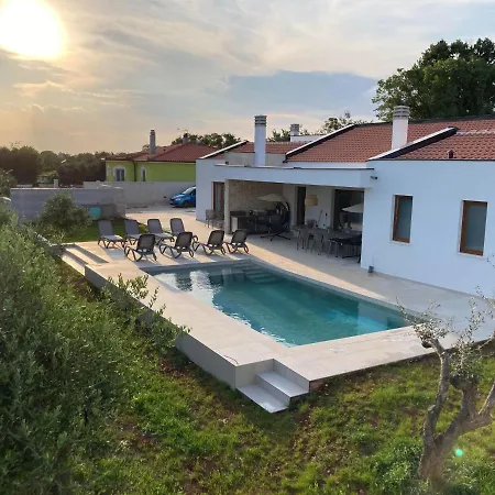 San Zusto, 1600 M2 Plot Area, Heated Pool With Hydromassage Zone