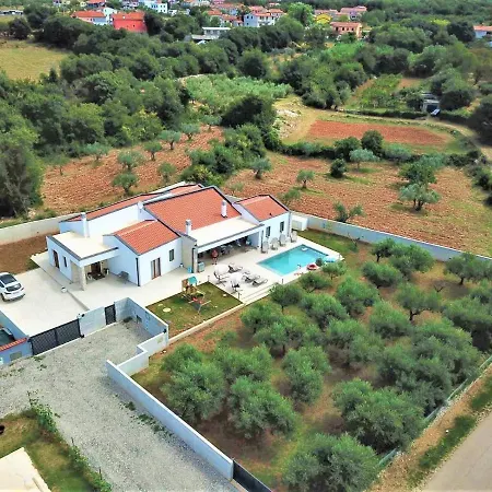 San Zusto, 1600 M2 Plot Area, Heated Pool With Hydromassage Zone