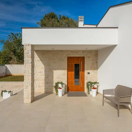 San Zusto, 1600 M2 Plot Area, Heated Pool With Hydromassage Zone Villa Galižana