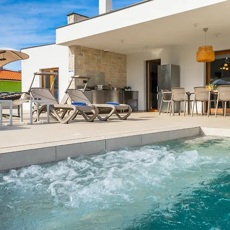 San Zusto, 1600 M2 Plot Area, Heated Pool With Hydromassage Zone Villa