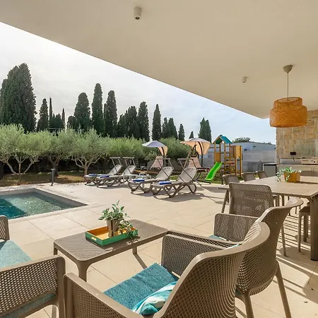 San Zusto, 1600 M2 Plot Area, Heated Pool With Hydromassage Zone