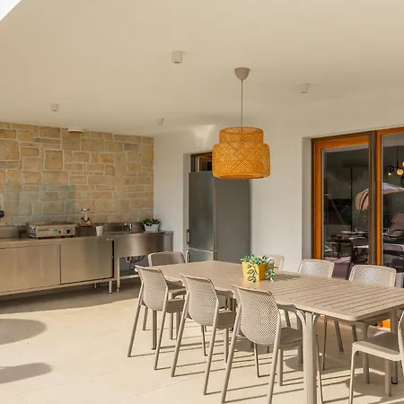 San Zusto, 1600 M2 Plot Area, Heated Pool With Hydromassage Zone Villa *