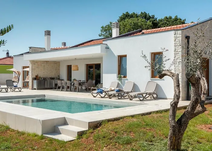 San Zusto, 1600 M2 Plot Area, Heated Pool With Hydromassage Zone 빌라 *