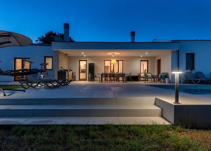 빌라 San Zusto, 1600 M2 Plot Area, Heated Pool With Hydromassage Zone Galižana