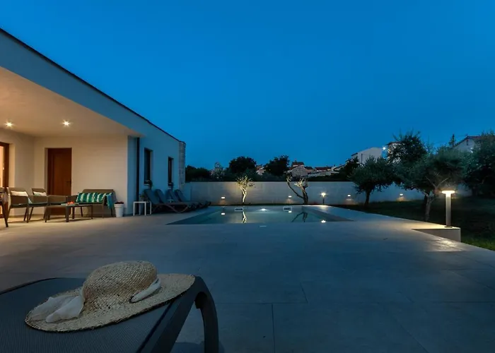 San Zusto, 1600 M2 Plot Area, Heated Pool With Hydromassage Zone * Galižana