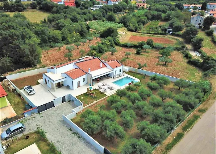 San Zusto, 1600 M2 Plot Area, Heated Pool With Hydromassage Zone