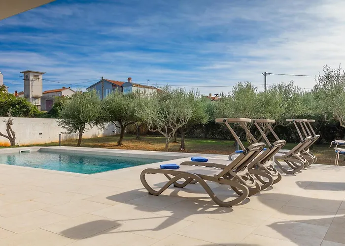 San Zusto, 1600 M2 Plot Area, Heated Pool With Hydromassage Zone Galižana