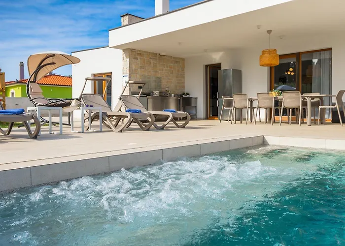 San Zusto, 1600 M2 Plot Area, Heated Pool With Hydromassage Zone 빌라