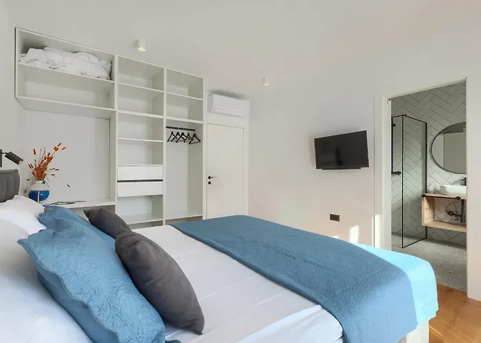 San Zusto, 1600 M2 Plot Area, Heated Pool With Hydromassage Zone Galižana