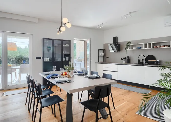 San Zusto, 1600 M2 Plot Area, Heated Pool With Hydromassage Zone 빌라 Galižana